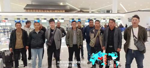 乌兹别克斯坦体育场项目工人成都出境留影