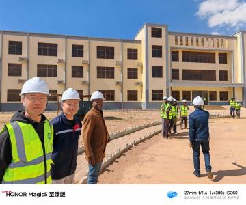 在刚果金科卢项目部为新建医院举行了一场隆重的剪彩仪式